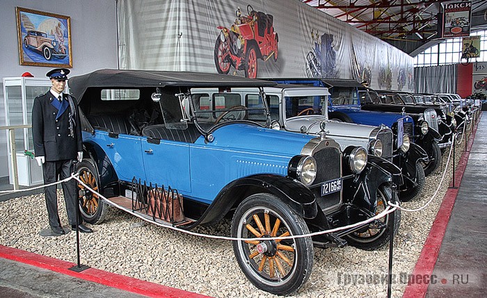 Автомобили 1920–1930-х годов– очарование старины. Открывает ряд редкий Willys-Knight (1923 г.) с бесклапанным золотниковым мотором Найта. Такой двигатель работал тише обычного, но при этом расходовал слишком много масла.