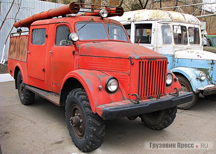 На уличной площадке расположились грузовики и автобусы. Многие из них нуждаются в серьезной реставрации, которая уже не за горами. Главное, что им повезло и они попали в музейную экспозицию. На переднем плане пожарный АЦП-20(63)-60, на заднем автобус, изготовленный на Щекинском деревообрабатывающем комбинате (Тульская обл.) в 1970-х годах.