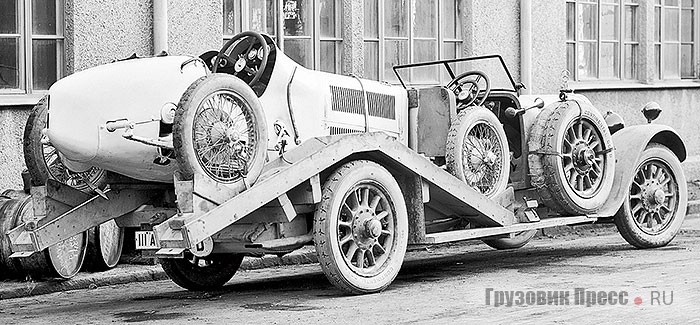Первая попытка Mercedes решить проблему оперативной доставки болидов датируется 1924 годом. Придуманная Ф. Порше конструкция с поднимающимися сиденьями и Л-образными аппарелями позволила в качестве автовоза использовать... легковое шасси Typ 15/75/100 PS