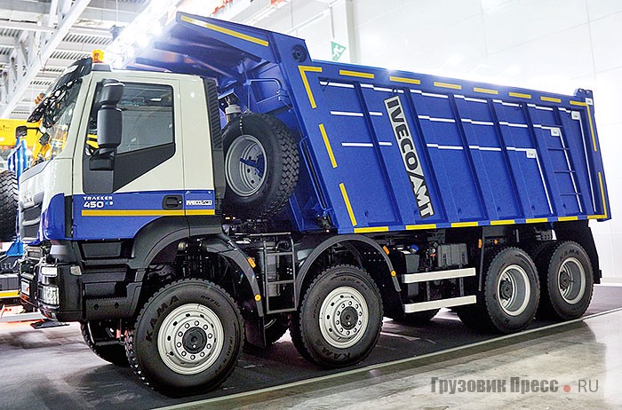 Главной особенностью полноприводного самосвала IVECO-AMT 753910 на шасси TRAKKER является кузов из стали Hardox вместимостью 24 м<sup>3</sup>, изготовленный по полному циклу – конструкция, сварка, окраска. Оснащённая 480-сильным двигателем машина рассчитана на полную массу 48 000 кг. Кстати, яркая окраска – это дань заказчику, российской нефтегазовой компании