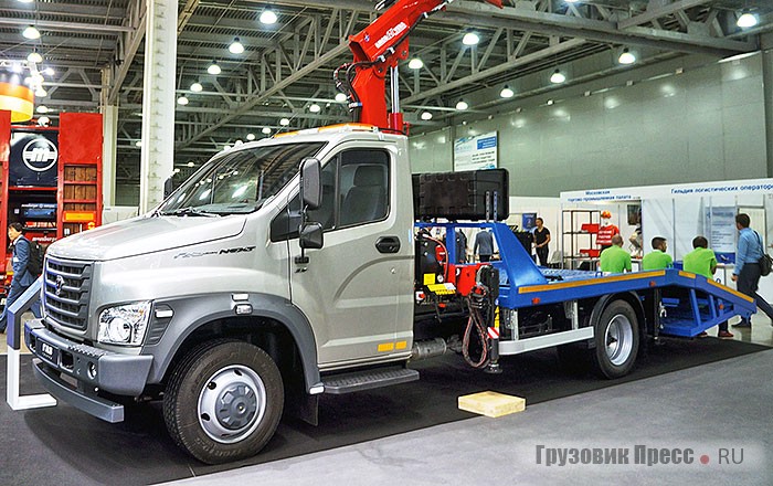 Автоэвакуатор на шасси «ГАЗон NEXT C41R33» с КМУ Amco Veba 811T 2S. Грузоподъёмности 4570 кг вполне хватает для перевозки не только легковушек, но и техники посерьёзнее, разумеется, если грузить её лебёдкой. Возможности КМУ поскромнее, тем не менее вытащить из кювета легковушку весом до 1670 кг при вылете 6 м – запросто