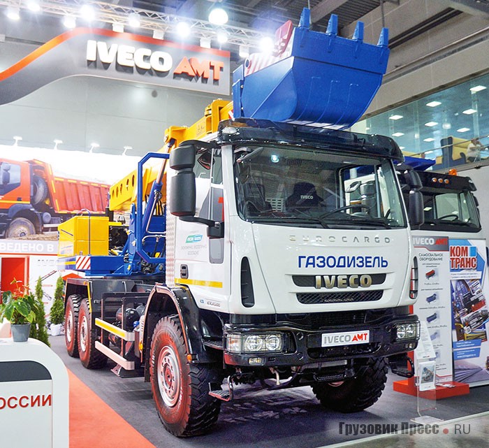 Экскаватор-планировщик IVECO-AMT 493920 с надстройкой «Святовит» монтируется на шасси EUROCARGO с колёсной формулой 6х6. Данная машина была представлена в исполнении с 5,88-литровым газодизельным двигателем TECTOR 6 E28. Это первый образец на таком шасси, ранее установки монтировали только на более тяжёлой версии – TRAKKER