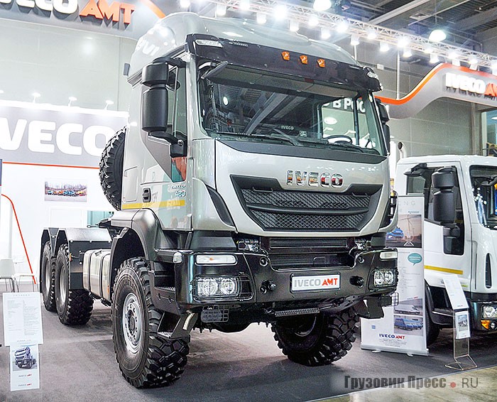 Особенность внедорожного седельного тягача IVECO-AMT 633910 – в усиленном переднем мосту фирмы «Raba» с разрешённой грузоподъёмностью 10 000 кг и возможностью отключения. Раздаточная коробка в машине фирмы ZF. Рассчитанный на работу в составе автопоезда полной массой 97 000 кг автомобиль создан с учётом пожеланий перевозчиков Сибири и Дальнего Востока