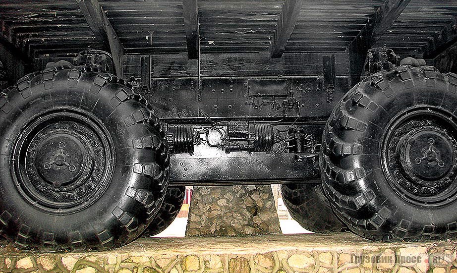 Единственное свободное место в компоновке  базового шасси МАЗ-547В. С левого борта стоит радиатор между 3- и 4-й осями, а с правого борта (на снимке) на раме установлены компактные гидрораспределители