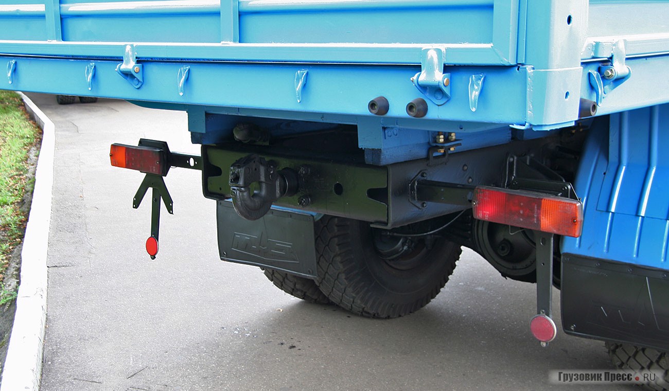 Бортовой МАЗ-5335 рассчитан на буксировку 12-тонного прицепа