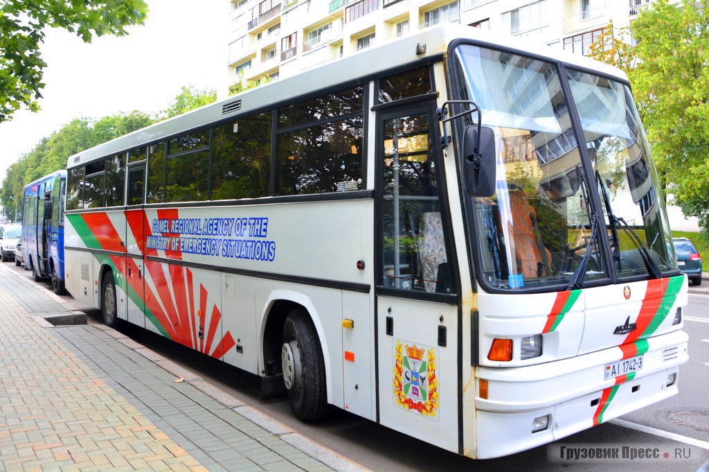 МАЗ 152062 Гомельского областного управления МЧС РБ. Это единственный автобус, на котором название организации по правому борту написано латиницей