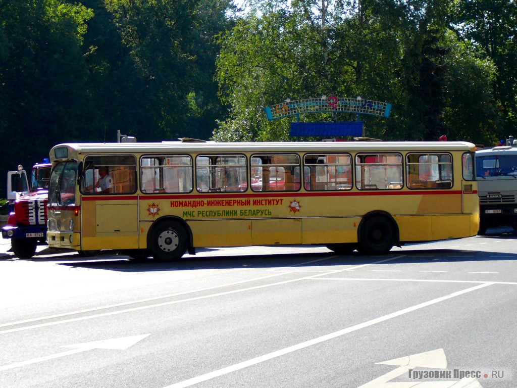 Mercedes-Benz O305 Командно инженерного института МЧС РБ. Использование бэушных автобусов в те времена не считалось зазорным