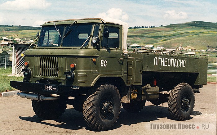 Автотопливозаправщик ТЗ-2-66Д на шасси ГАЗ-66Б последних серий выпуска. Обращают внимание обновленные передние фонари ПФ133-А. 1980-е гг.