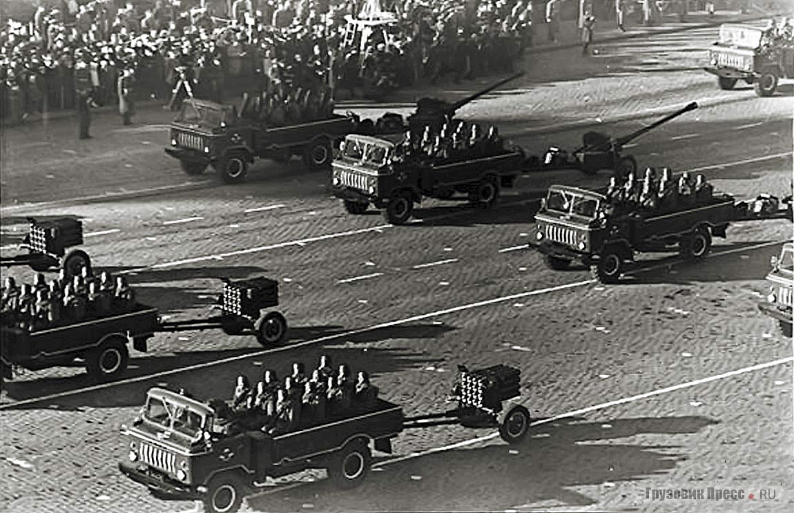 Десантные автомобили ГАЗ-66Б первых серий выпуска с характерной облицовкой радиаторной решетки на параде 7 ноября 1967 г. на Красной площади в Москве. Машины буксируют реактивные установки РПУ-14 и самодвижущиеся артиллерийские орудия СД-44. Фотохроника ТАСС