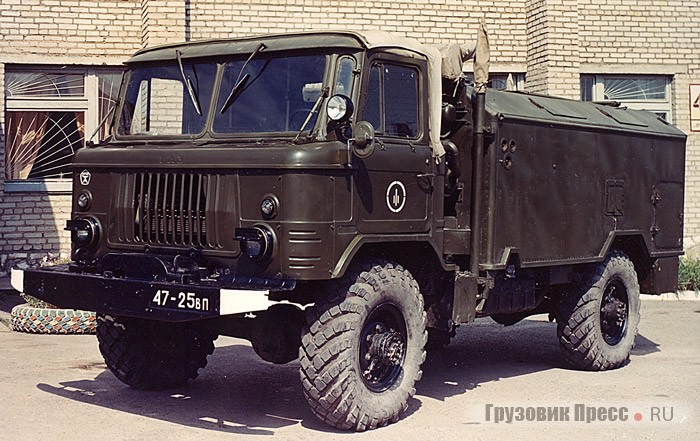Комбинированная радиостанция Р-142Д. Аппаратура смонтирована в кузове-фургоне КМ66ДС, установленном на шасси ГАЗ-66Б поздних серий выпуска. 1970-е гг.