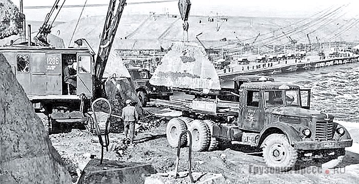 Погрузка тетраэдров на самосвалы-глыбовозы ЯАЗ-210Е для перекрытия Волги. Строительство Куйбышевской ГЭС. 30 октября 1955 г.