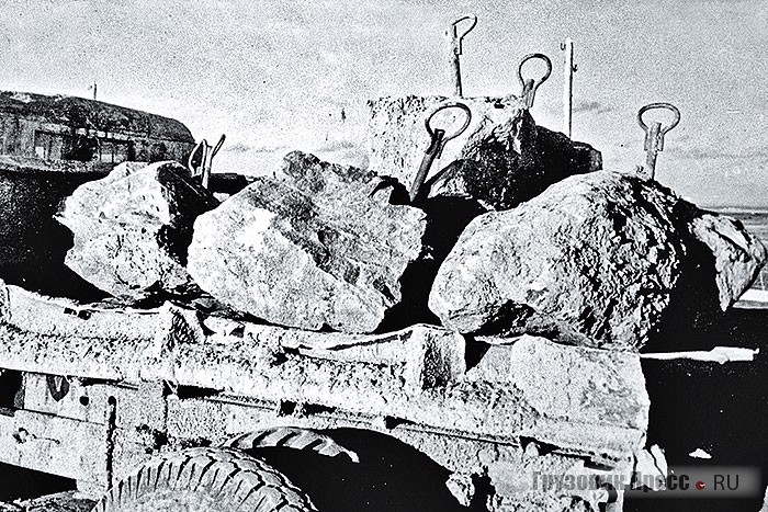 Глыбовоз МАЗ-205 на перекрытии Оби при строительстве Новосибирской ГЭС. Хорошо видна узкая площадка, не закрывавшая задние колёса, и ввинченные в каменные глыбы металлические петли захвата. Октябрь 1956 г.