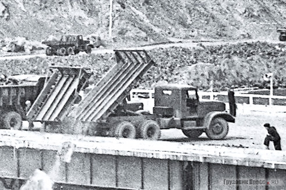 На повторном перекрытии Ангары при строительстве Братской ГЭС вместо тетраэдров использовались диабазовые глыбы, а совместно с глыбовозами ЯАЗ-222 (в центре) применялись глыбовозы МАЗ-205 (слева). 19 июня 1959 г.