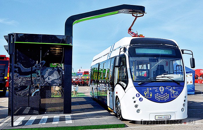 Завод «Белкоммунмаш» представил свой первый электробус модели E433 «Vitovt Electro». Запас автономного хода всего 12 км, но благодаря быстрозарядным аккумуляторам при 70%-ной разрядке восстановление батарей до исходного состояния занимает всего 5 минут. Пассажировместимость 153 человека при 38 посадочных местах