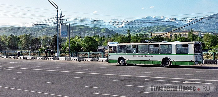 Географически Душанбе разделён на две части: старый город и современный. Между ними троллейбусы проходят по живописной местности