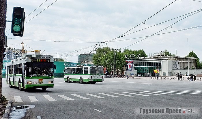 Центр Душанбе сейчас превращается в большую стройку. Новые дома и торговые центры меняют облик города и только троллейбусы пока напоминают о прошлом