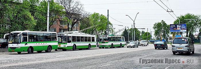 На окраинах Душанбе автобусы, троллейбусы и маршрутки отстаивают на общих для всех конечных станциях
