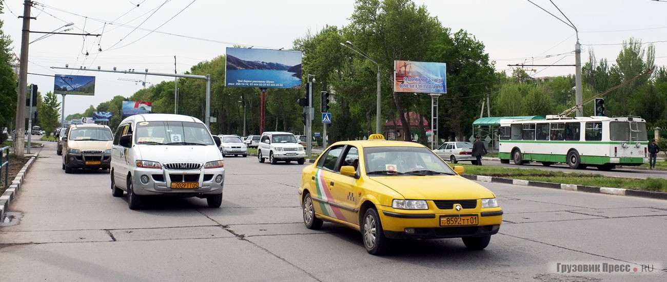 Городские такси несут на своих бортах государственный флаг