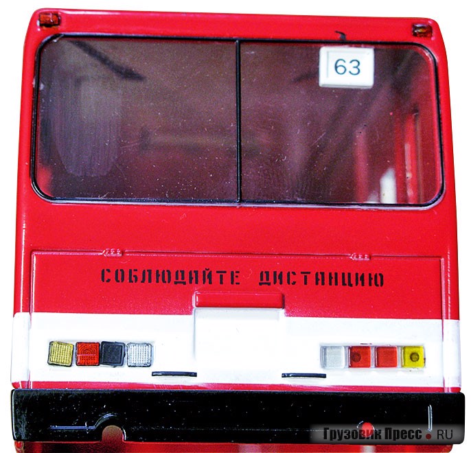В задних фонарях грузовиков и автобусов копируется фактура и цвет эталонных огней