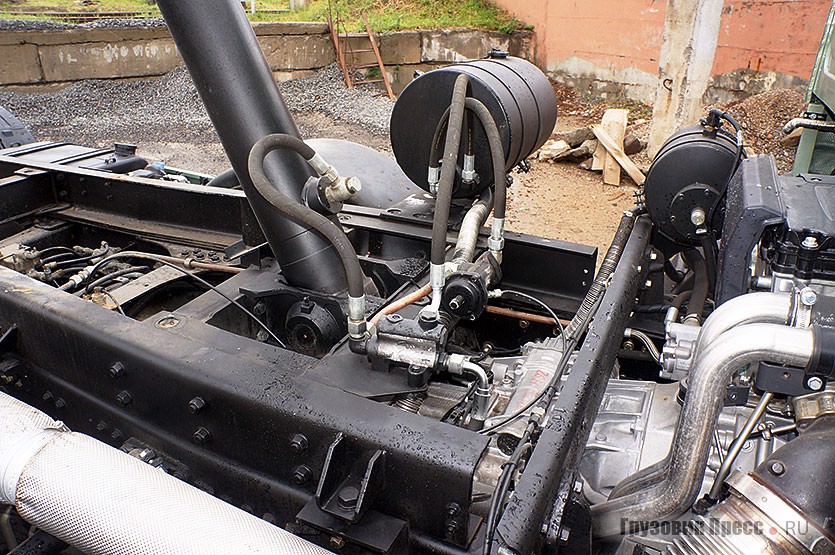 В качестве подъёмной гидравлики здесь выбрано оборудование компании Penta. Крепление подрамника кузова к раме шасси жёсткое, без применения демпферных пружин