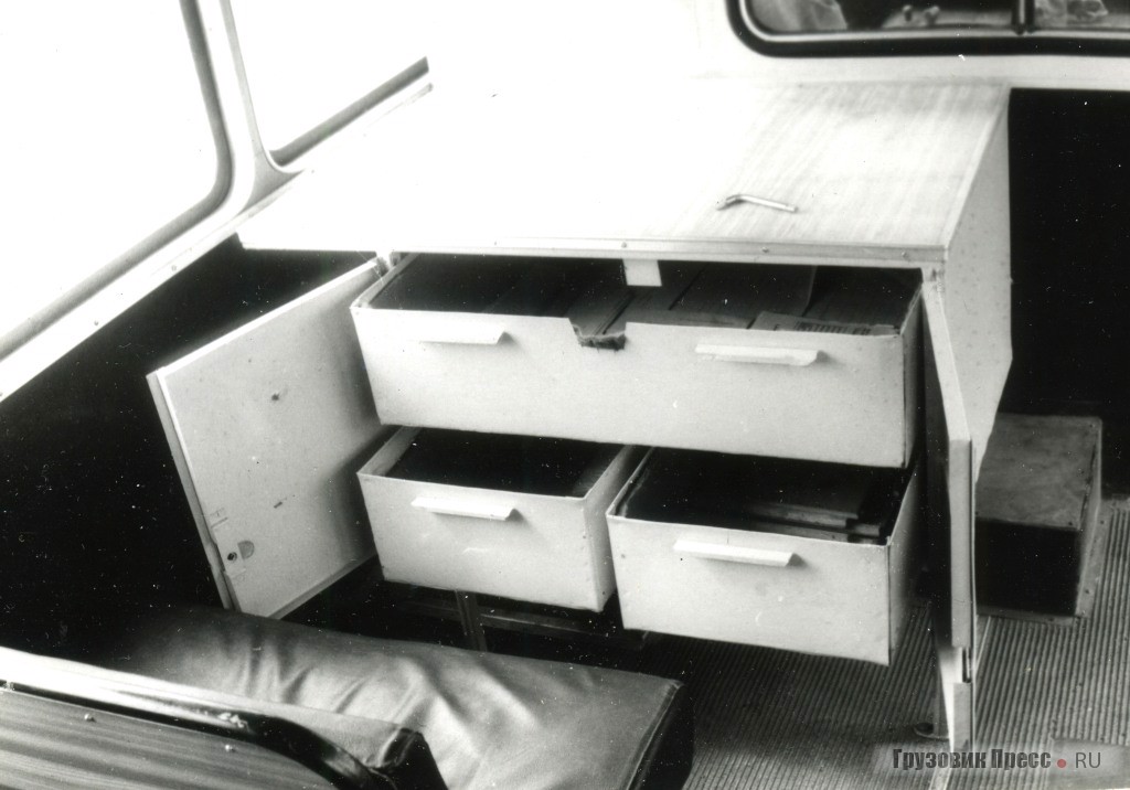 За распашными створками стола оператора располагались три глубоких металлических ящика с мягкой обивкой внутри. При этом сами ящики заедали в направляющих не желая перемещаться