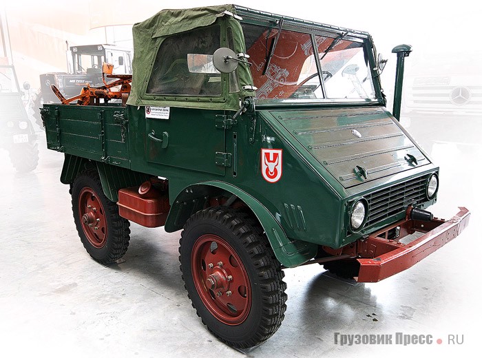 [b]Unimog U401.101.[/b] 1955 г. Находился в серии с августа 1953 по сентябрь 1956 года. В общей сложности произведено 10928 экземпляров, из которых сохранилось около 2500. Розничная стоимость в годы выпуска –11465 DM (около 5700 евро). В моторном отсеке ставили 4-цилиндровый дизельный двигатель ОМ 636 рабочим объемом 1767 cм[sup]3[/sup] с отдачей в 25 л.с. при 2350 мин[sup]-1[/sup]. Колесная база – 1720 мм, размер шин – 6,5-20. Двухместная кабина была очень тесной на месте пассажира. Иногда в качестве наказания во время длинных перегонов туда сажали нерадивых солдат, у которых быстро затекали ноги.