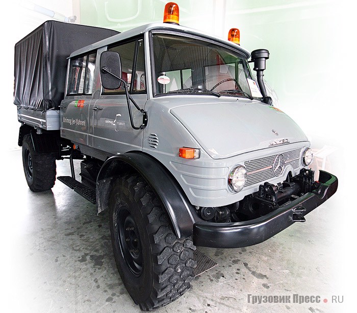 [b]Unimog U416.122.[/b] 1977 г. Был в серии с 1965 до конца 1988 года на заводе Daimler-Benz AG в Гаггенау. Суммарный объем выпуска – 45 514 экземпляров, из которых около 30 тыс. до сих пор на ходу. Цена базовой версии – 25 000 DM (около 12 500 евро). Широко использовался в армии, аэропортах, пожарной службе, подразделениях спасателей. Оснащался моторами мощностью 80/90, 110 и 125 л.с. Музейный экземпляр оснащен 110-сильным 6-цилиндровым дизелем ОМ 352. Выходил с завода с колесной базой 2900 и 3400 мм и шинами 335/80 R20.