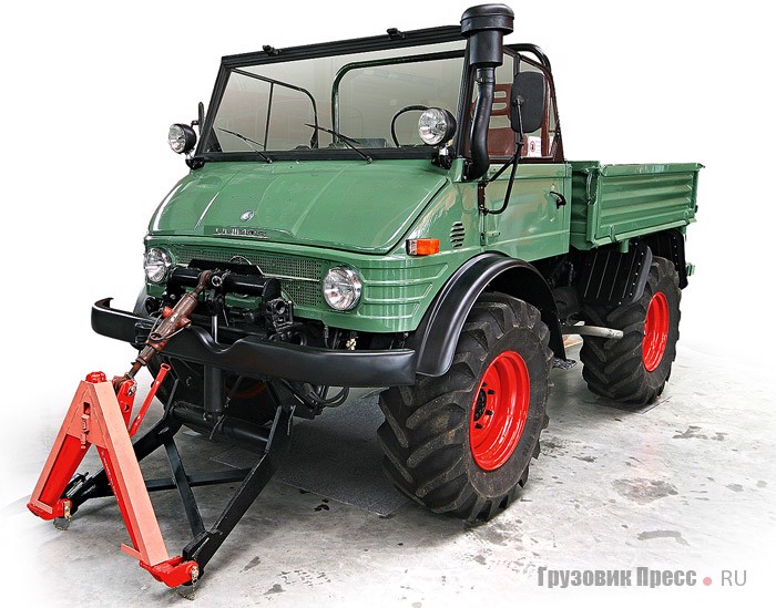 [b]Unimog U406.120.[/b] 1972 г. Данный экземпляр имеет реальный пробег 125 тыс. км. Реставрировался в период 2003–2009 гг. На машине появились новые двери, он был заново окрашен. Укомплектован 6-цилиндровым дизельным двигателем ОМ 352 с отдачей 84 л.с. Колесная база – 2380 мм. Машина принадлежит Петеру Шреку и Хансу-Юргену Вишхофу.