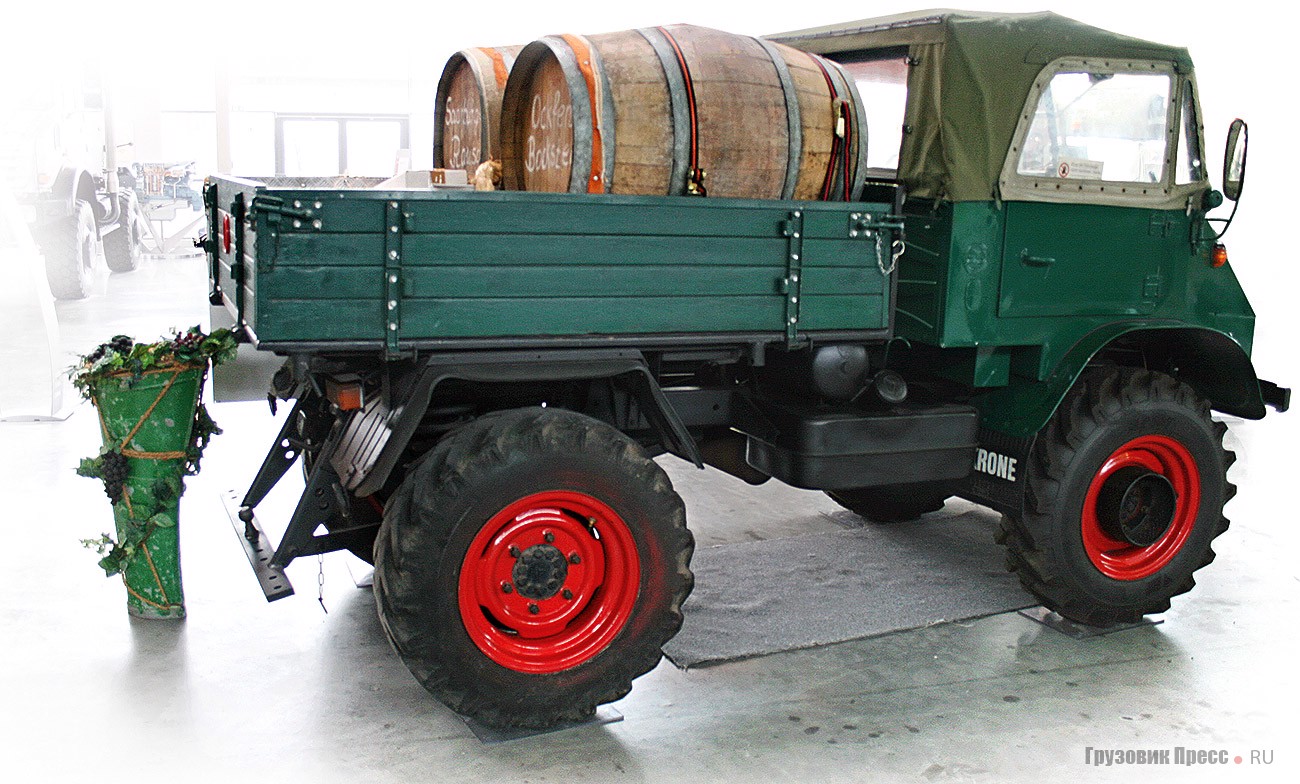 [b]Unimog U411.119.[/b] 1964 г. Этот автомобиль выехал за пределы завода 20 января 1964 года и за все время преодолел расстояние в 81 тыс. км. Оснащали двигателем ОМ 636 мощностью 23,5 кВт/32 л.с. Активно использовали виноделы. Владельцы – семья Сальм из Саабрюке.