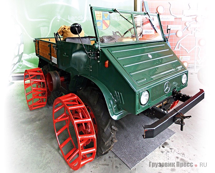 [b]Unimog U411.110.[/b] 1960 г. Машину производили в Гаггенау с августа 1956 по октябрь 1961 года. Всего произведено 17 844 экземпляра, включая 6233 единицы с открытой кабиной с мягким подъемным тентом. В настоящее время сохранилось около 6 тыс. машин с открытой кабиной и около 2 тыс. с закрытой. Автомобиль стоил 12530 DM (около 6300 евро). Имел два варианта колесной базы 1720 и 2120 мм и шины размером 75-18 или 10,5-18.