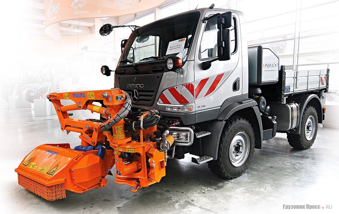 [b]Unimog U20.[/b] 2007 г. Под капотом стоит 4-цилиндровый двигатель BlueTec Euro 4 (с 2010 года Euro 5) рабочим объемом 4250 cм[sup]3[/sup] мощностью 115 кВт/156 л.с. Максимальный крутящий момент – 610 Н.м при 1200–1600 мин[sup]-1[/sup]. Полностью синхронизированная коробка передач Mercedes-Benz обеспечивает 8 передач переднего хода со скоростью 6,5–85 км/ч и 6 передач заднего хода со скоростью 1,1–15 км/ч. Габаритные размеры: 4930х2190х2720 мм, колесная база 2700 мм. Размер шин – 335/80 R20. Собственная масса – 5000 кг, допустимая полная – 8500 кг, грузоподъемность – 3400 кг. Аккумуляторы – 2х115 А.ч, бортовое напряжение – 24 В. Диапазон рабочих скоростей – от 1,5 до 90 км/ч.