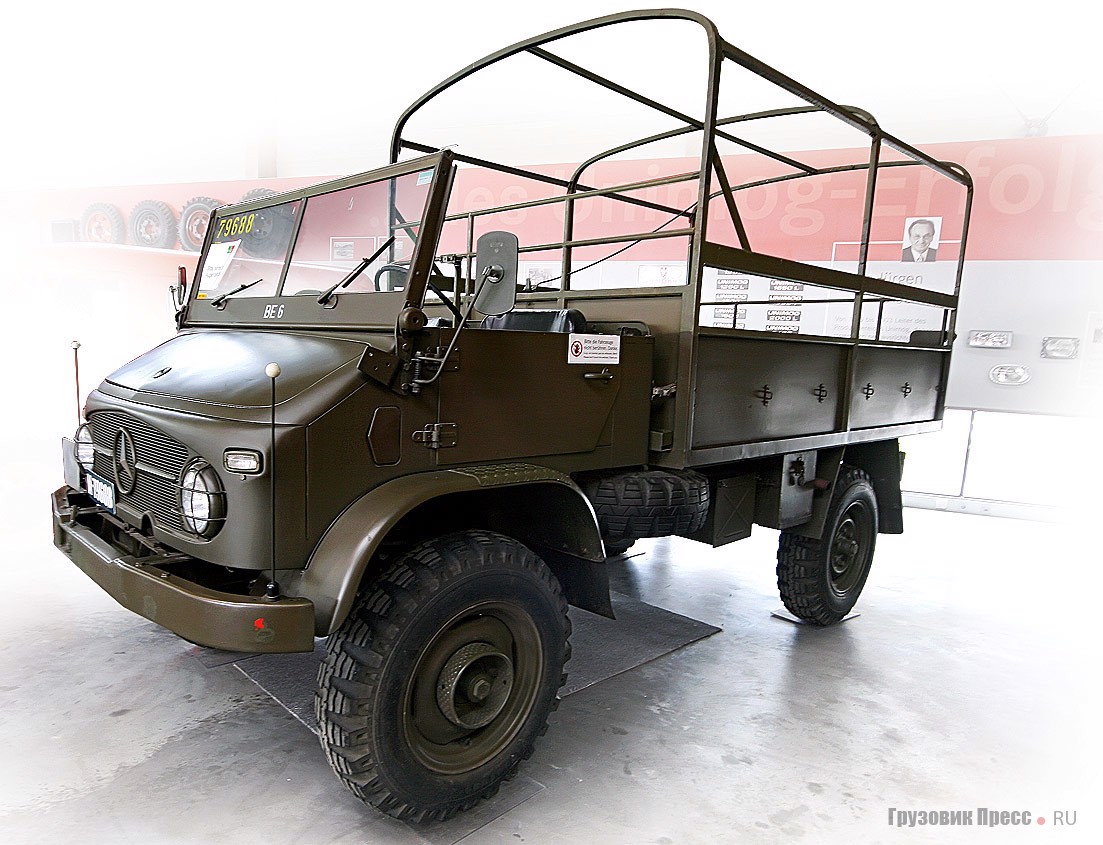 [b]Unimog S (U404.114).[/b] 1962 г. Массовый выпуск с 1955-го по 1977 г., а данный экземпляр построили 27 июня 1962 года. Он служил в подразделениях самообороны Швейцарии и прошел 29 430 км. Всего произведено 64 242 экземпляра, в том числе 36 115 для Бундесвера. По разным оценкам, до настоящего времени сохранилось от 10 до 12 тыс. единиц. Стоимость гражданской версии – 16 000 DM (около 8000 евро). На нем использовали 80-сильный бензиновый двигатель М-180 рабочим объемом 2195 cм[sup]3[/sup] от легкового автомобиля Mercedes-Benz 220 и устанавливали грузовую платформу размерами 3030х2030 мм. Грузоподъемность машины составляла 1,5 т.