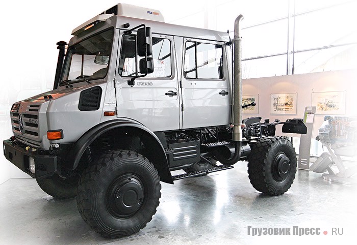 [b]Unimog U5000 (U437.43).[/b] 2003 г. Вместе с моделями U3000 и U4000 серия машин с капотной компоновкой выпускается на заводе в Вёрте с 2003 года. Стандартные цвета: красный, белый, желтый, оливковый. Комплектуется 4-цилиндровыми моторами ОМ 924 LA уровня Euro 3 (160 кВт/ 218 л.с.) и Euro 4 (160 кВт/ 218 л.с.). Колесная база – 3250 или 3850 мм, размер шин – 365/80 R20 на дисках 11-20 SDC или на 10-00 V20. Полная масса машин серии U3000-U5000 – от 7,5до 14,1 т, мощность двигателей – от 150 до 218 л.с.