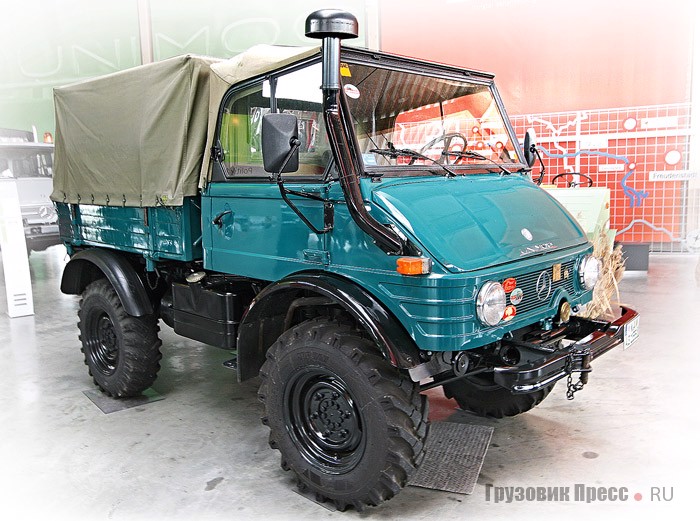 [b]Unimog U421.140-13.[/b] 1979 г. Автомобиль модификации 421.140 сошел с конвейера завода 10 августа 1979 года и до установки в музей прошел 35 тыс. км. Окрашен в цвет «грузовой зеленый». Оснащен двигателем ОМ 616 мощностью 52 л.с., позволявшим развивать скорость в 63 км/ч. Саму модель U421 производили с 1966 по 1988 г. Без учета модели U431 (421.310 с двигателем мощностью 65 л.с.) в общей сложности изготовлено 18 955 экземпляров. Из них около 13 тыс. до сих пор в строю. Базовая цена составляла 18 200 дойчмарок или 9100 евро по нынешним ценам. Имел 27 модификаций, в том числе 13 вариантов двигателей от ОМ 621 мощностью 40 л.с. до ОМ 616 мощностью 60 л.с. Автомобиль имел два значения колесной базы – 2250 и 2605 мм, его окрашивали в три цвета: зеленый, серый и синий.