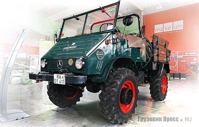 [b]Unimog U411с «der Vielseitige».[/b] 1966 г. Данный экземпляр был построен 29 апреля 1966 года. Куплен и отреставрирован Хансом-Юргеном Вишхофом в 1992 году. Серию U411c производили с апреля 1964 по октябрь 1974 года, тогда как обычную 411-ю (он же U30 и U32) – с 1956-го. Всего изготовлено 12130 экземпляров U411c, в том числе 2300 – с закрытой кабиной. До нашего времени сохранилось около 8000 штук. Всех версий 411-го (411, 411а, 411b, 411с) изготовлено свыше 39 тыс. единиц. Цена автомобиля – 15300 DM (около 7700 евро). Имел два варианта колесной базы – 1720 и 2120 мм, комплектовался шинами 7,5-18 и 10,5-18. Оснащался 4-цилиндровым дизельным мотором ОМ 636 мощностью 25 кВт/34 л.с. при 2750 мин[sup]-1[/sup] и развивал максимальную скорость 53 км/ч.