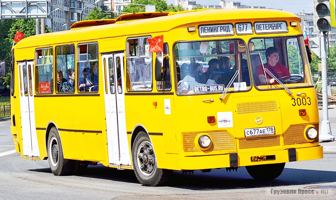 [b]ЛиАЗ-677М[/b] из коллекции RetroBus – флагман собрания. Не самый редкий автобус в коллекции, но один из лучших сохранившихся образцов модели, был найден на задворках аэропорта «Пулково», и после масштабной реставрации радует глаз как своих хозяев и пассажиров, так и случайных прохожих