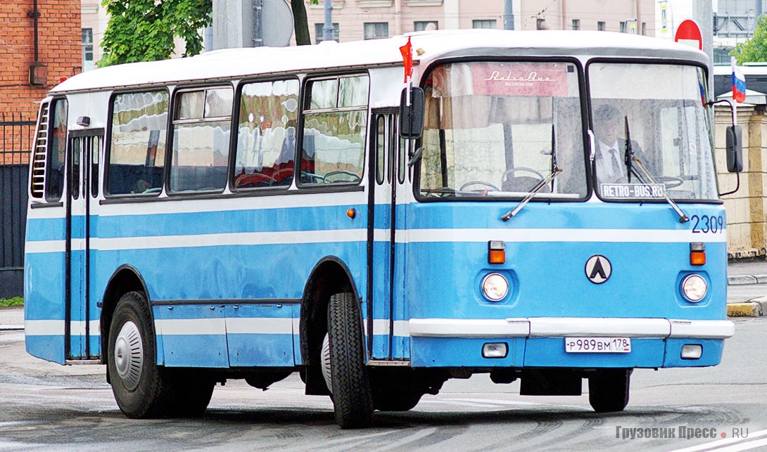 Второй классический автобус советских городов [b]ЛАЗ-695Н[/b] тоже работает в RetroBus. Машина принадлежит московскому коллекционеру, который пристроил свой любимый проект в добрые руки. Машина прошла уже три капитальных ремонта кузова на Борском АРЗ, чем и объясняется её глянцевый вид и идеальное техническое состояние