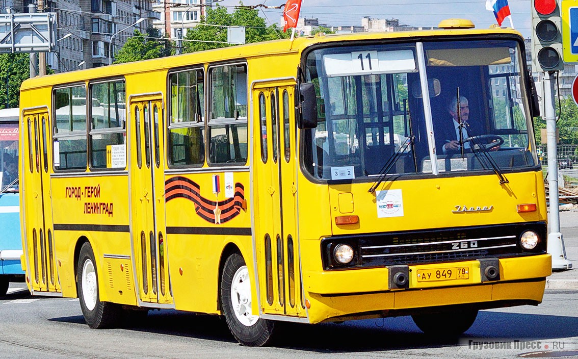 Для полноты картины недоставало только «Икаруса». А их есть у них! Например, этот замечательный [b]Ikarus 260.37[/b], работавший в автобусном парке № 7 до последнего у водителя-энтузиаста, и сохранённый предприятием для будущего музейного собрания