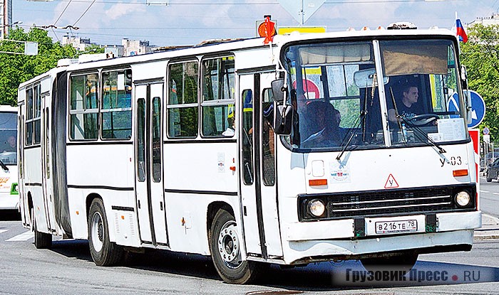 Завершение венгерской темы – сочленённый [b]Ikarus-280.33О[/b] с турбодизелем Raba D10 из последней поставки новых «Икарусов» в город. Эта машина пока не передана в музей: она работает в учебном комбинате «Пассажиравтотранса», где на автобусе обучают курсантов