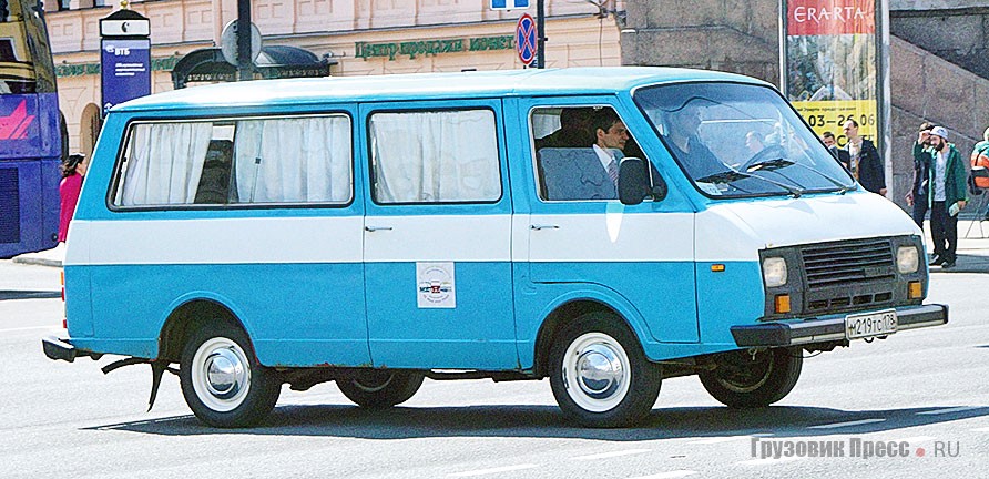 Рассказ о представленных RetroBus экспонатах стоит завершить «младшим братом» – [b]РАФ-22038-02[/b],  работающим в компании на заказных перевозках и просто в качестве семейного автомобиля. Этому способствует люксовый салон на 8 мест и категория «В» в техпаспорте