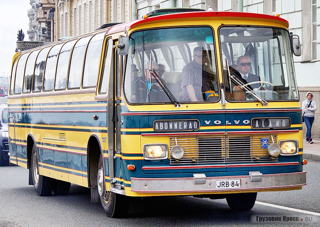 Финское общество любителей старинных автобусов представило на параде автобус [b]Autokori Airisto на шасси Volvo B57-60[/b]. Автобус, всю жизнь проработавший на Аландских островах, уже не в первый раз посещает Санкт-Петербург: этой весной он уже работал здесь в качестве киноактёра, а теперь – участник парада и достойный представитель Финляндии на столь значимом мероприятии