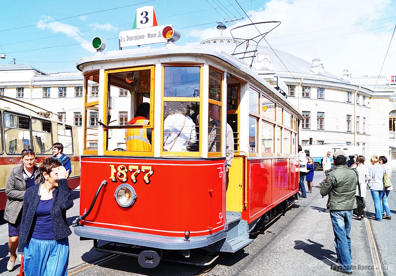 Этот дедушка [b]МС-1[/b] 1929 года постройки до попадания в музей ГЭТ служил вагоном-мастерской в службе пути