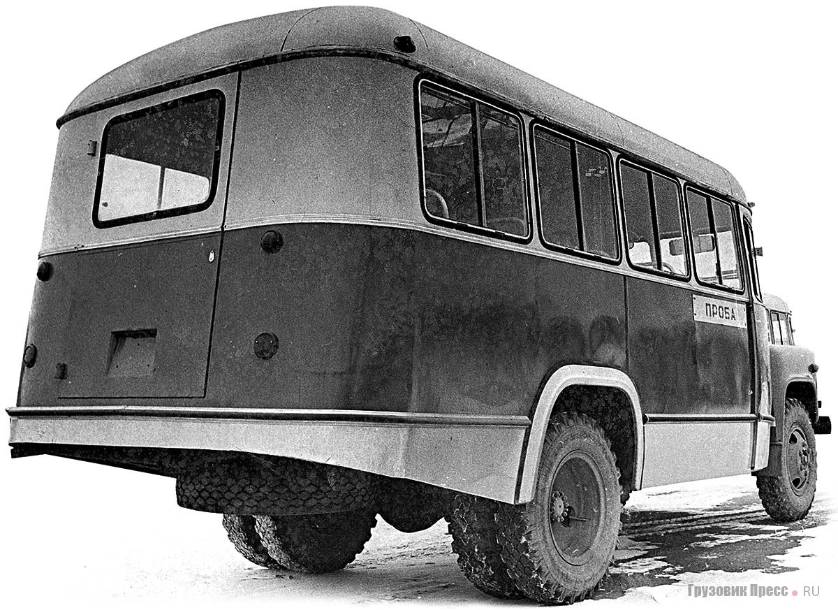 Один из первых автобусов КАвЗ-685 нальчикского изготовления, 1974 г. Отсутствуют бампер, и угловые окна. Хорошо видно другое расположение задних фонарей