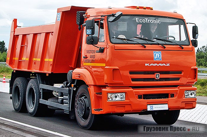 Установленная на самом распространённом в России самосвале КАМАЗ-65115 АКП ZF EcoTronic, к сожалению, не сделала эту машину лучше. Во время езды шум двигателя заглушал наш разговор с инструктором, автомобиль трясло даже на идеально ровной дороге, разгонялась она лениво