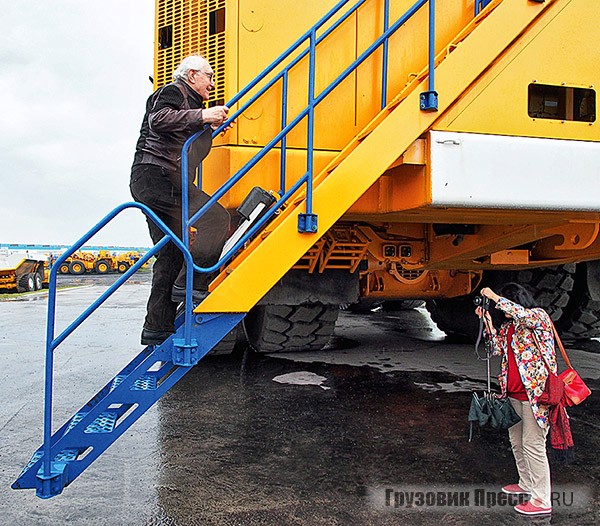 Капитана просят взойти на мостик. Кобылинский поднимается на 6-метровую высоту, к рабочему месту водителя-оператора БелАЗ-75710