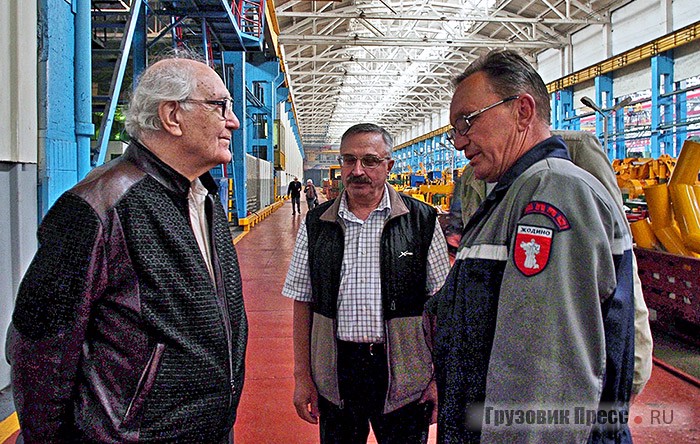 Случайный разговор в рабочий полдень. Мелькают слова из заводского жаргона: «телевизор» (лаборатория дорожных испытаний), «космодром» (площадка опытных машин)