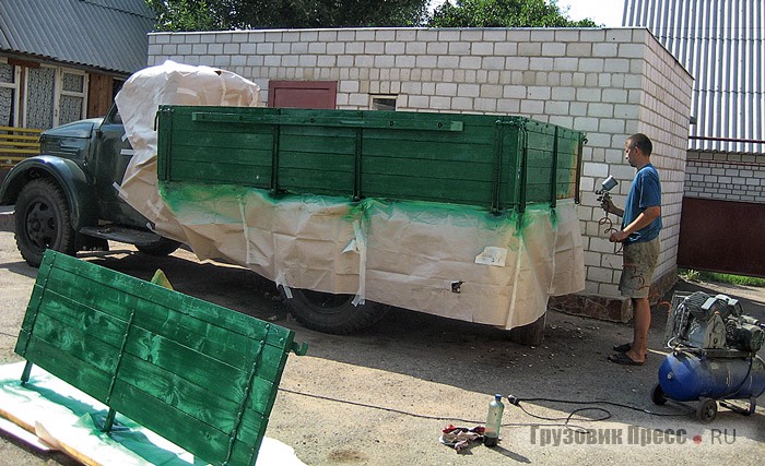 Кузов собрали достаточно быстро, для него были все детали, отличий от оригинального можно не найти, если не знать. Тем не менее они есть: не стали вырезать эллипсы в заднем бруске под фонари. На бортах с завода было 6 досок, у меня – 5. Нашлось и одно отличие кузовов ГАЗ-51 и ГАЗ-52 – на «52-м» есть металлическая планка с четырьмя отверстиями, крепящая нижний брус в задней части к раме, а на «51-м» такой планки нет, нет и отверстий под нее. Кстати, различаются и запоры бортов кузовов ГАЗ-53 и -51 / -52 – длина ручки запора «51-го» – 10 см, а «53-го» – 11 см. Не поставил я и родные щитки, у меня на кузове уцелел только один, да и то не в лучшем состоянии, пришлось ставить «газелевские».