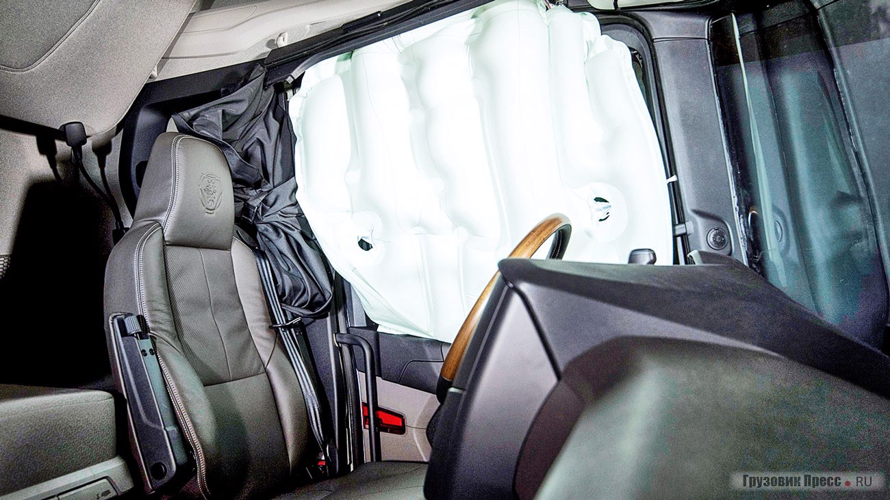 Кабины Scania нового поколения могут быть оборудованы боковыми подушками безопасности для защиты в случае переворачивания. Они монтируются прямо в крышу кабины, что раньше не применялось в конструкции грузовиков