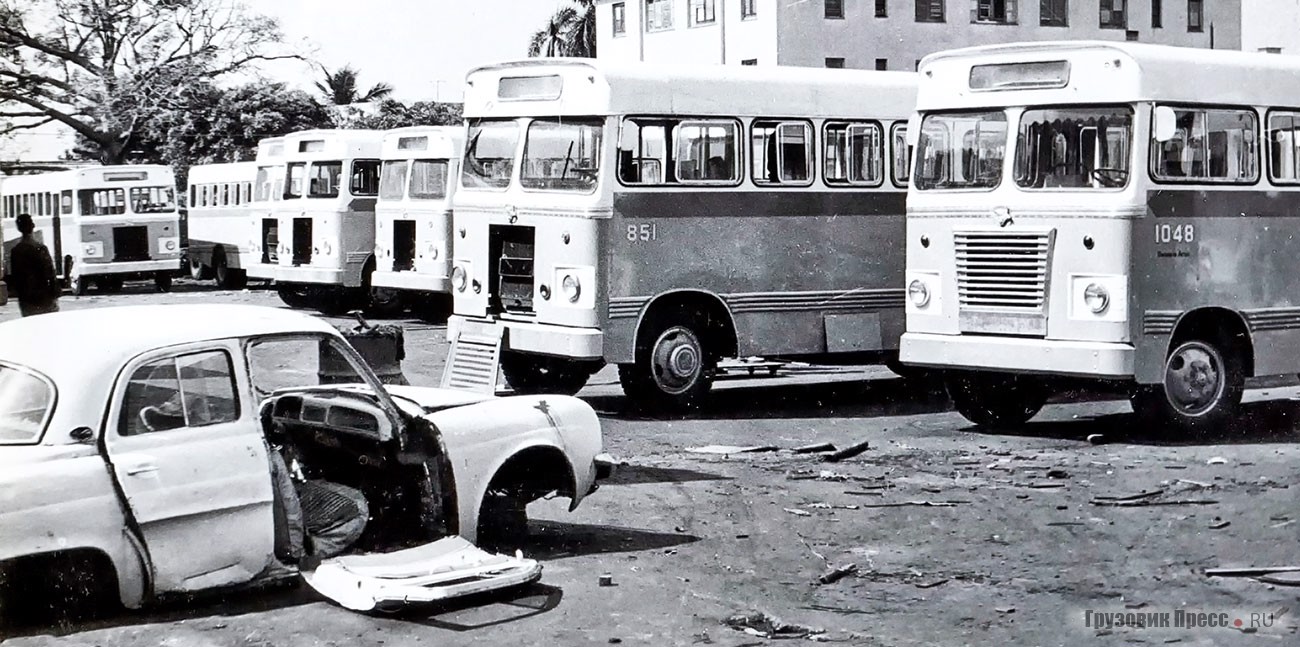Некомплектные автобусы Gir<span>ó</span>n II на стоянке во дворе завода CAC. 1973 г.
