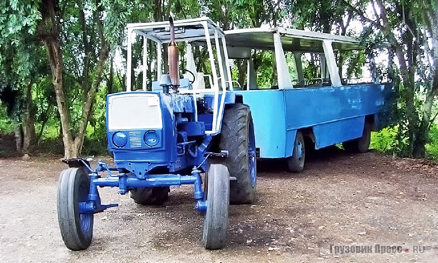 Тракторы ЮМЗ-6КЛ с прицепами, переделанными из автобусов Gir<span>ó</span>n в Национальном ботаническом саду. 2008 г.